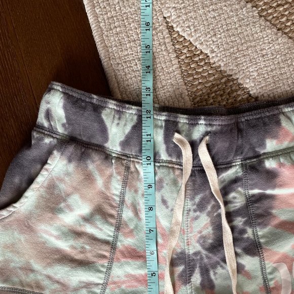 Hurley Womens Tie-Dye Fleece Sweater + Shorts Lounge Set Bundle - Picture 3 of 8